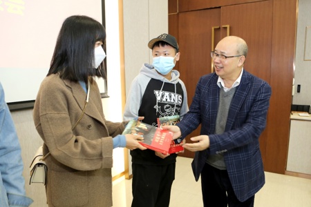 暖心关爱寒假留邕留校学生，我校召开学生代表座谈会