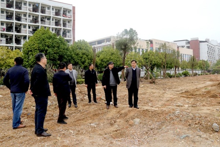 学校领导开学前检查相思湖校区改造项目