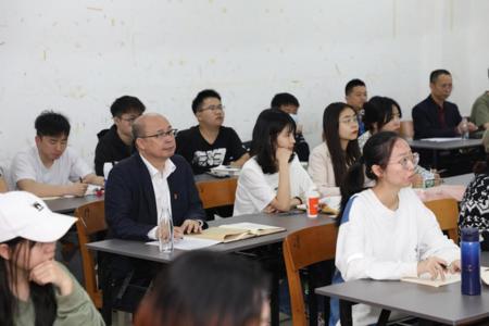 学校党委蔡昌卓书记深入影传学院一线听课指导