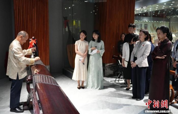 中国新闻网：越共中央总书记、国家主席夫人吴芳璃参观广西民族音乐博物馆