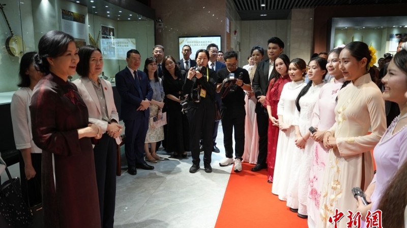 中国新闻网：（图片新闻）越共中央总书记、国家主席夫人吴芳璃参观广西民族音乐博物馆