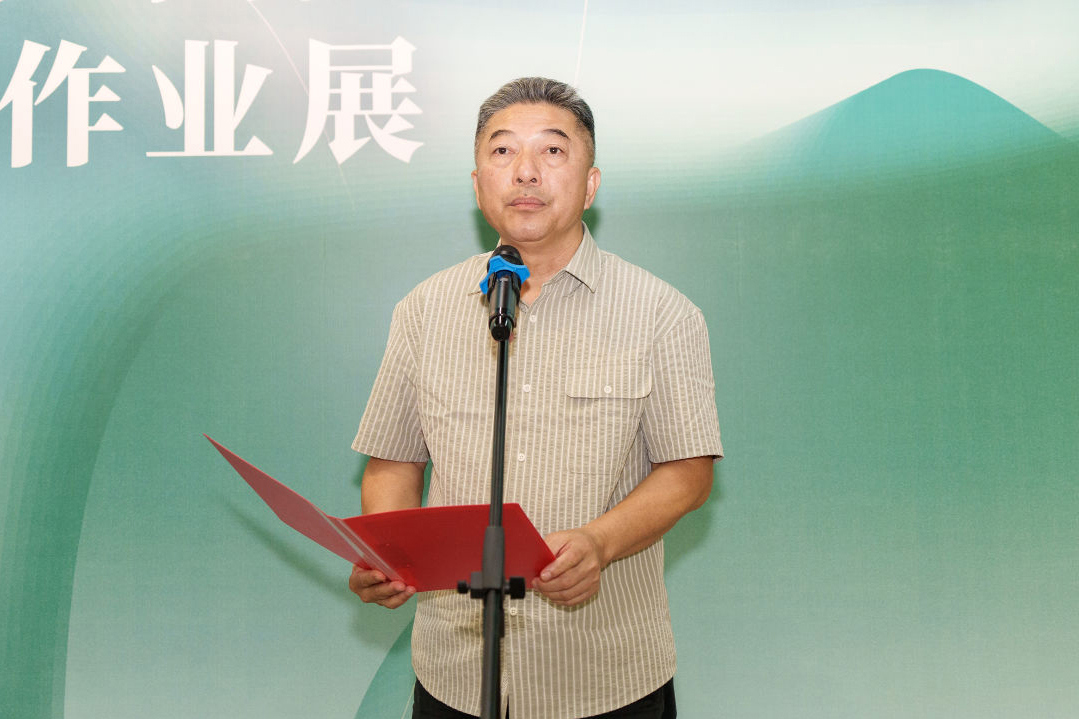 广西艺术学院党委副书记、校长,漓江画派促进会会长 韦俊平 宣布展览开幕
