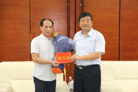 自治区人大常委会副主任、党组书记方春明慰问我校教师代表蔡央