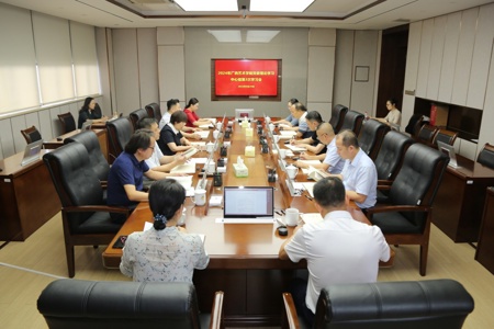 学校党委理论学习中心组召开专题学习会 学习党的二十届三中全会精神和全国教育大会精神