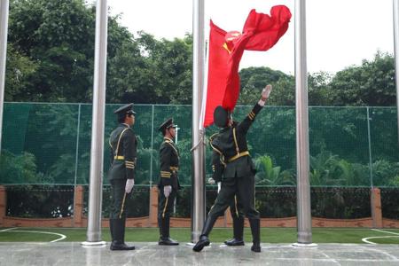 我校举行2024年庆祝中华人民共和国成立75周年升旗仪式