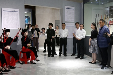 自治区人大常委会副主任卢献匾率调研组与全国人大民族委一行到我校开展调研交流