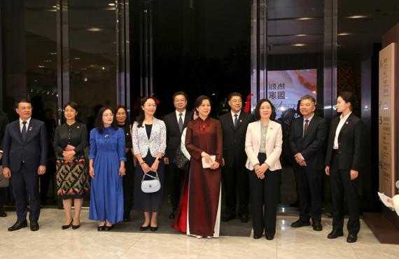 越共中央总书记、国家主席夫人吴芳璃来我校参观广西民族音乐博物馆